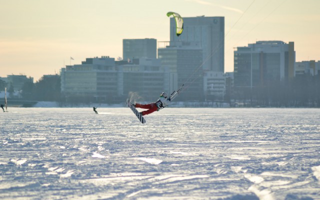 Snowkite vid Otnäs - Munksnäs, på finska laajalahti